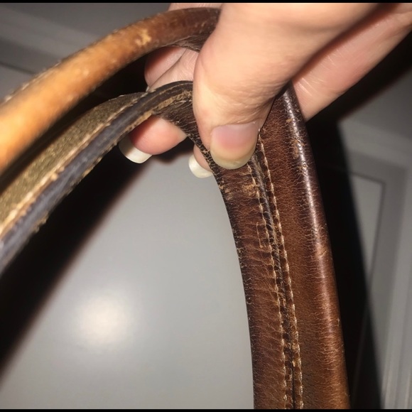 GUCCI SPECIAL $100.00 MORE MARKDOWN!!Authentic GUCCI metallic gold shoulder bag - Picture 3 of 16